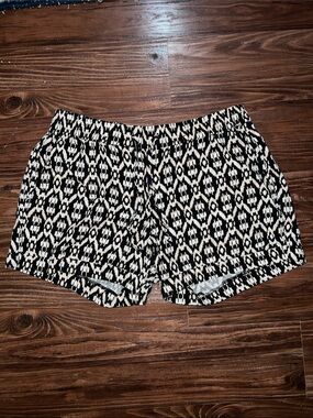 Old Navy Black and White Geometric High-Waist Women's Shorts